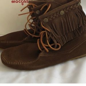 Minnetonka double fringe boot size 10